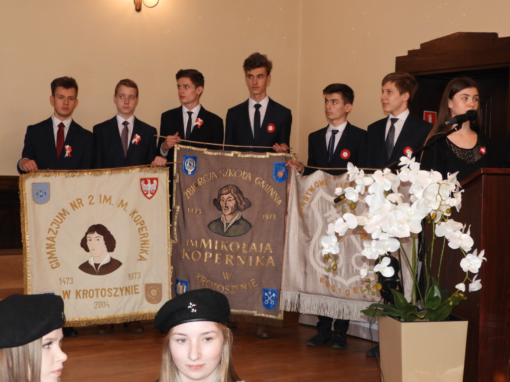 SP nr 5 w Krotoszynie ma nowy sztandar (ZDJĘCIA)