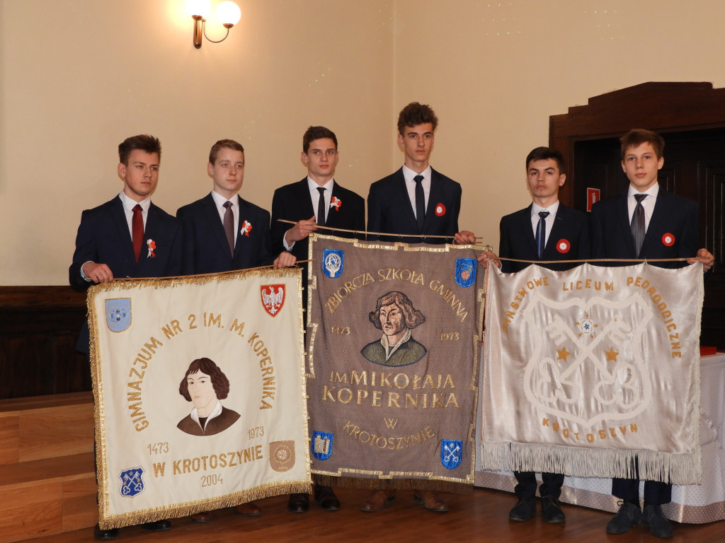 SP nr 5 w Krotoszynie ma nowy sztandar (ZDJĘCIA)