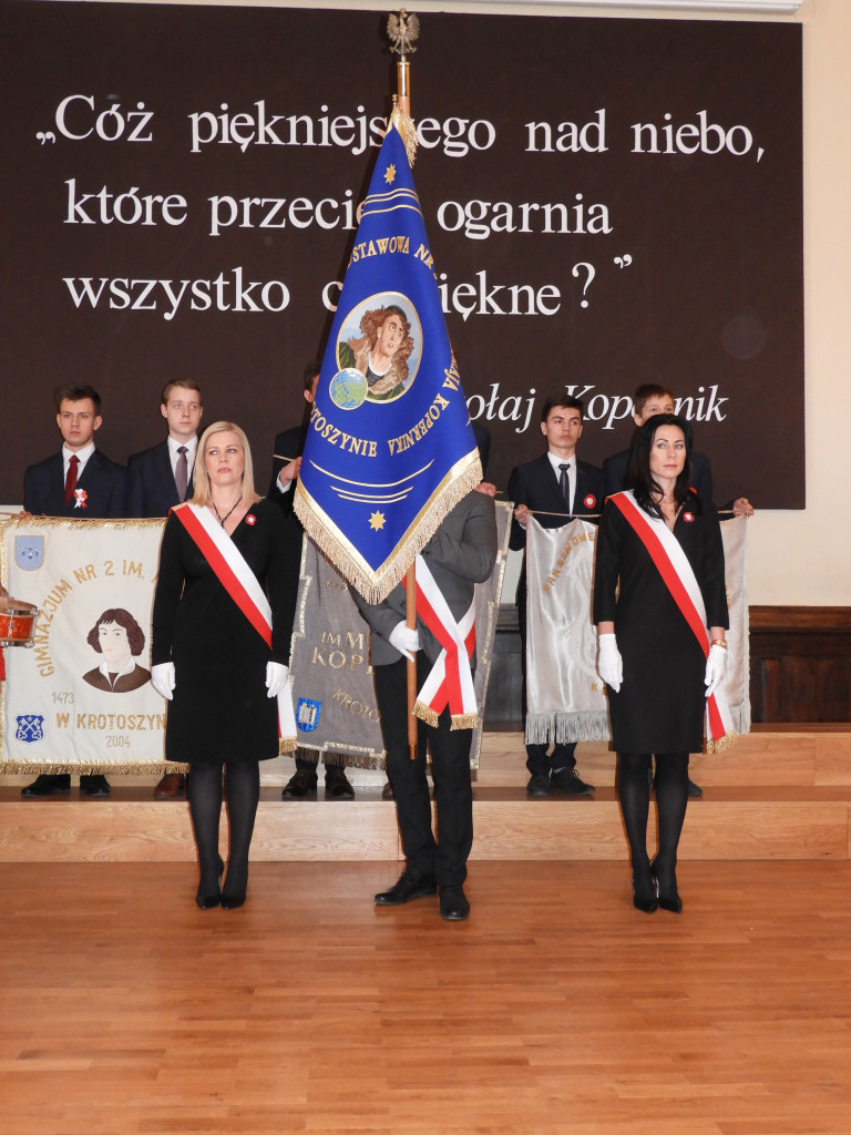 SP nr 5 w Krotoszynie ma nowy sztandar (ZDJĘCIA)