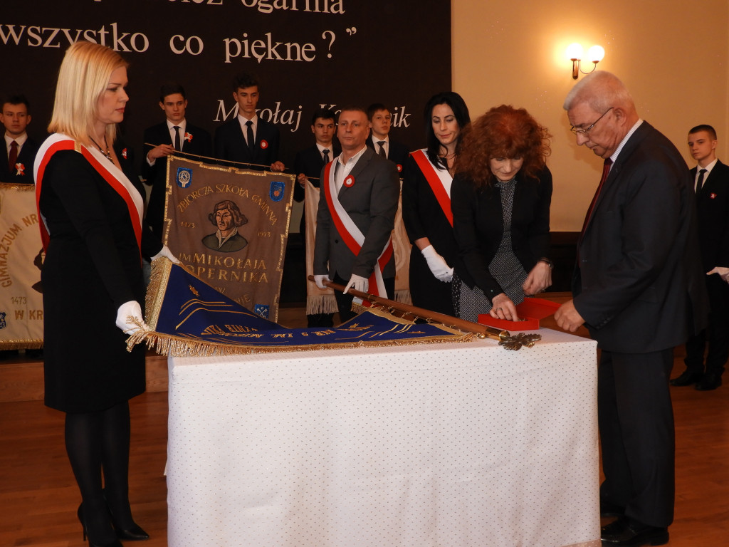 SP nr 5 w Krotoszynie ma nowy sztandar (ZDJĘCIA)