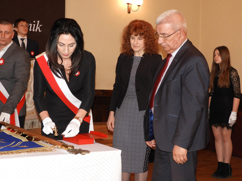 SP nr 5 w Krotoszynie ma nowy sztandar (ZDJĘCIA)
