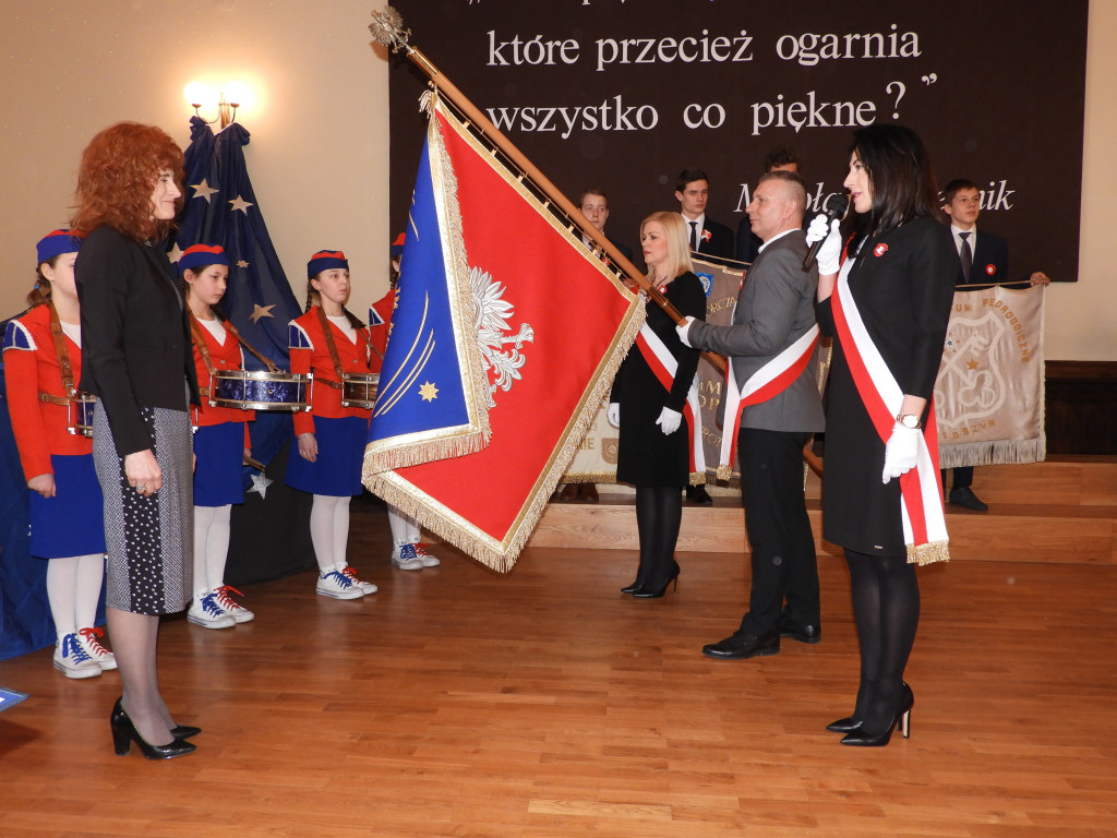 SP nr 5 w Krotoszynie ma nowy sztandar (ZDJĘCIA)