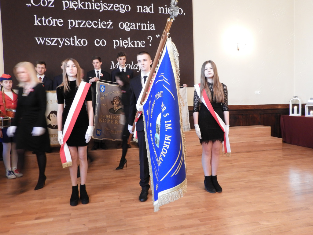 SP nr 5 w Krotoszynie ma nowy sztandar (ZDJĘCIA)
