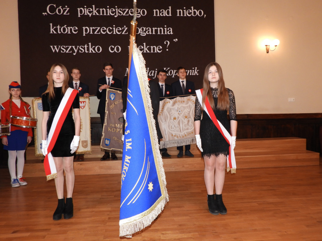 SP nr 5 w Krotoszynie ma nowy sztandar (ZDJĘCIA)