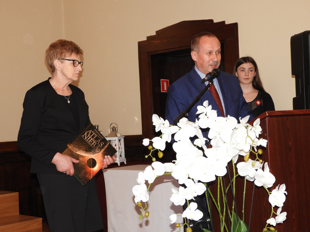 SP nr 5 w Krotoszynie ma nowy sztandar (ZDJĘCIA)