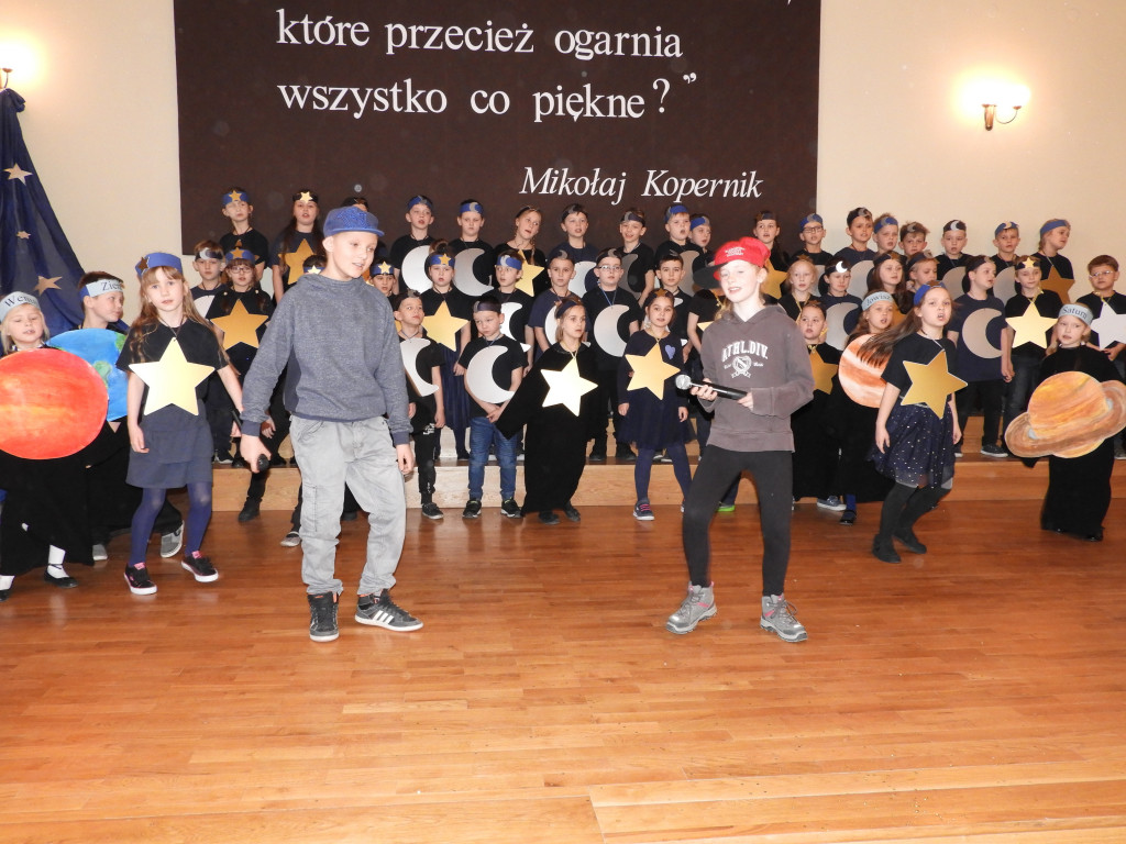 SP nr 5 w Krotoszynie ma nowy sztandar (ZDJĘCIA)
