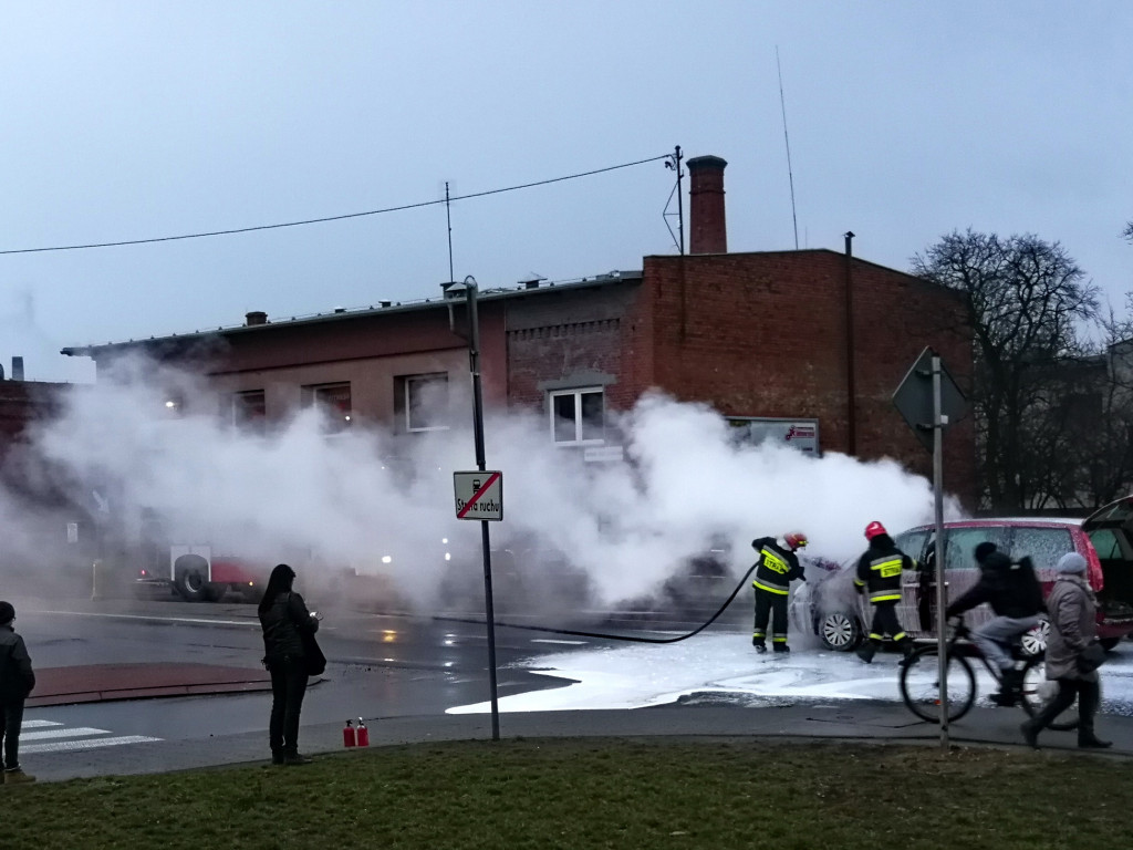 Pożar auta na ul. Mickiewicza koło Kauflandu