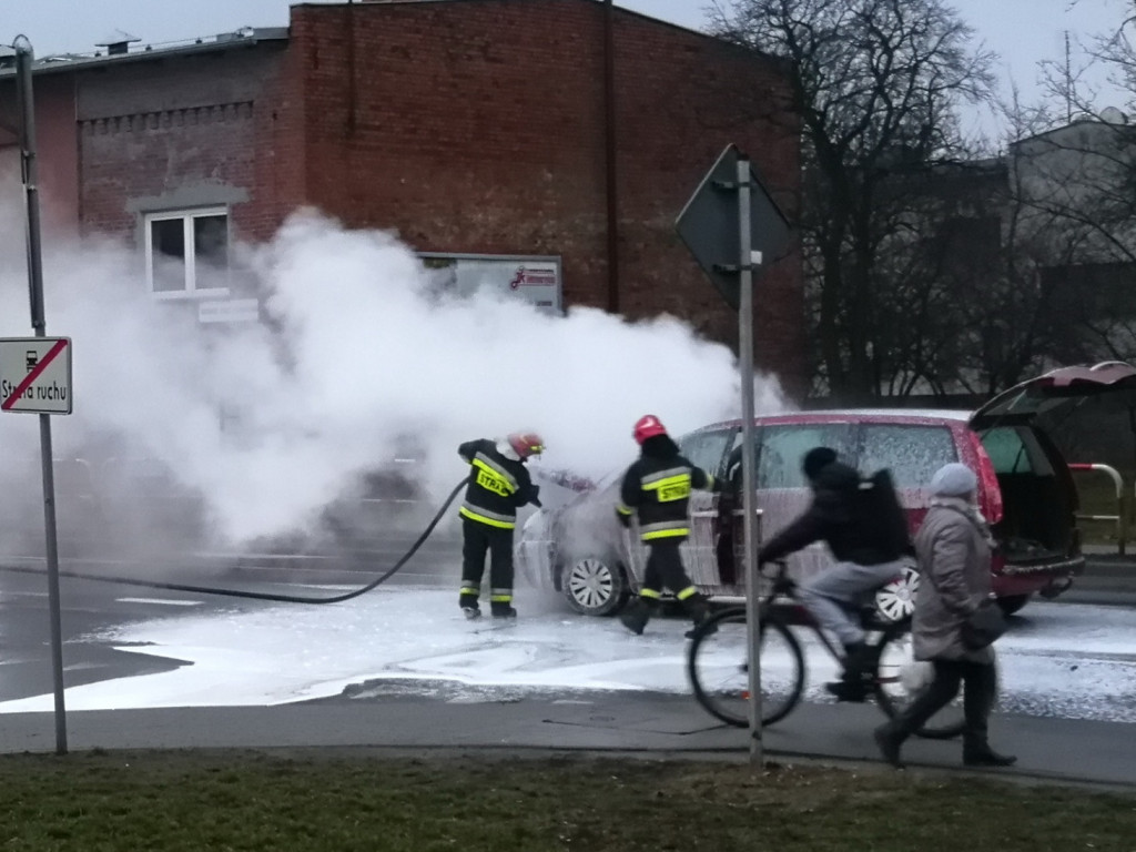 Pożar auta na ul. Mickiewicza koło Kauflandu