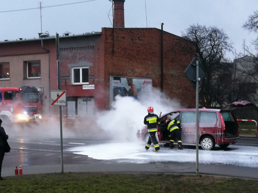 Pożar auta na ul. Mickiewicza koło Kauflandu