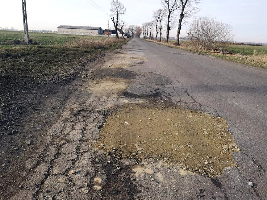 Wyganów.  Zasypali dziury... piaskiem
