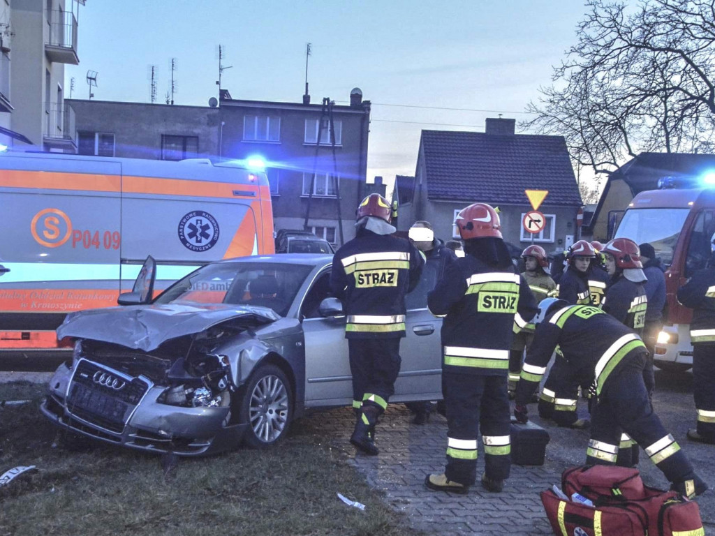 Groźny wypadek. Zderzyły się 2 auta. 3 osoby poszkodowane