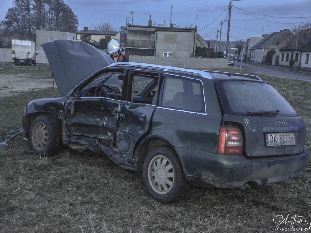 Groźny wypadek. Zderzyły się 2 auta. 3 osoby poszkodowane