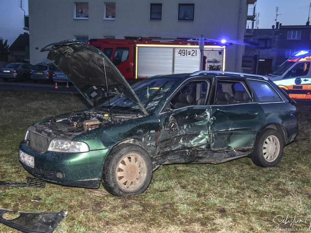 Groźny wypadek. Zderzyły się 2 auta. 3 osoby poszkodowane