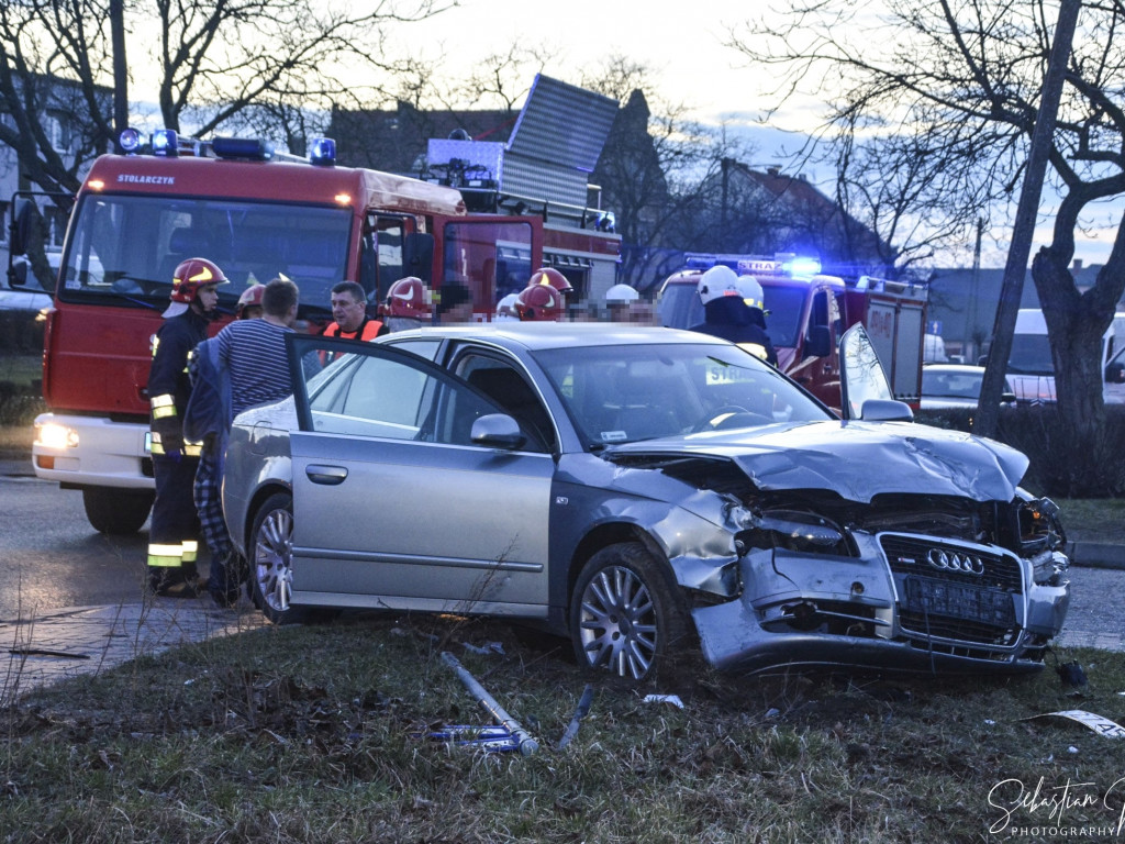 Groźny wypadek. Zderzyły się 2 auta. 3 osoby poszkodowane