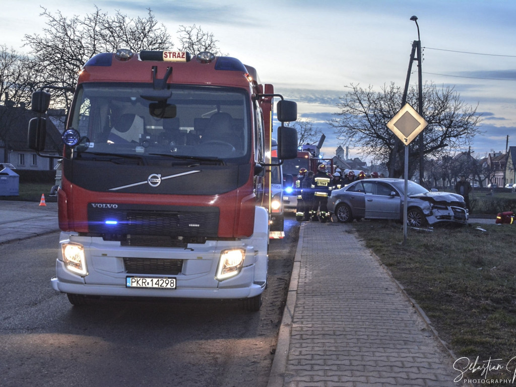 Groźny wypadek. Zderzyły się 2 auta. 3 osoby poszkodowane