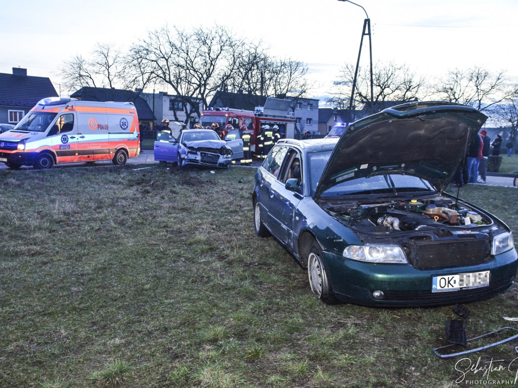 Groźny wypadek. Zderzyły się 2 auta. 3 osoby poszkodowane