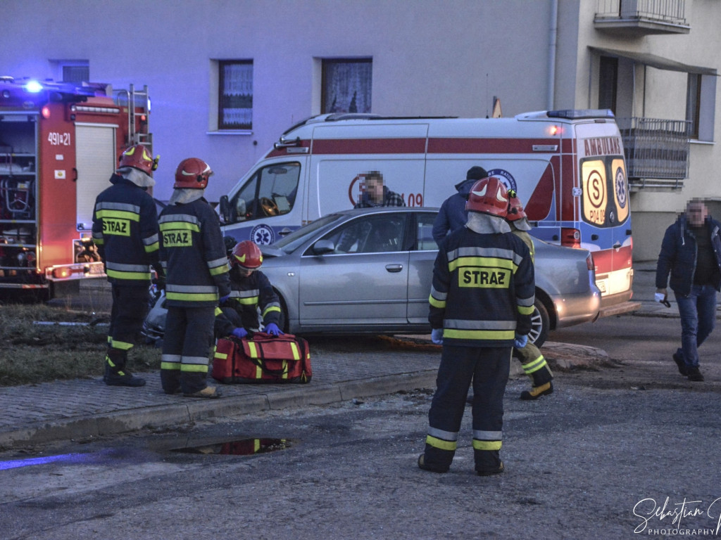 Groźny wypadek. Zderzyły się 2 auta. 3 osoby poszkodowane