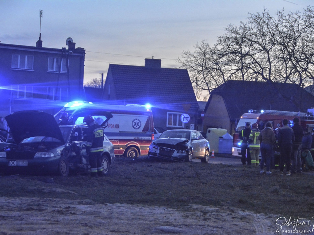 Groźny wypadek. Zderzyły się 2 auta. 3 osoby poszkodowane