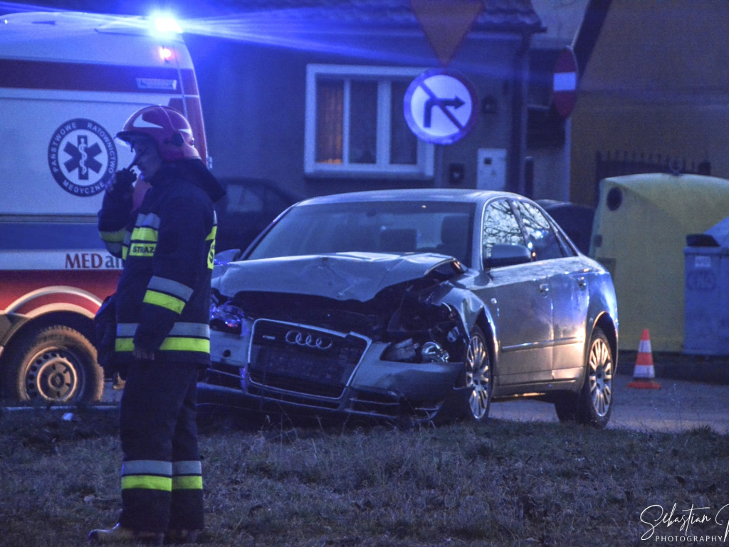 Groźny wypadek. Zderzyły się 2 auta. 3 osoby poszkodowane