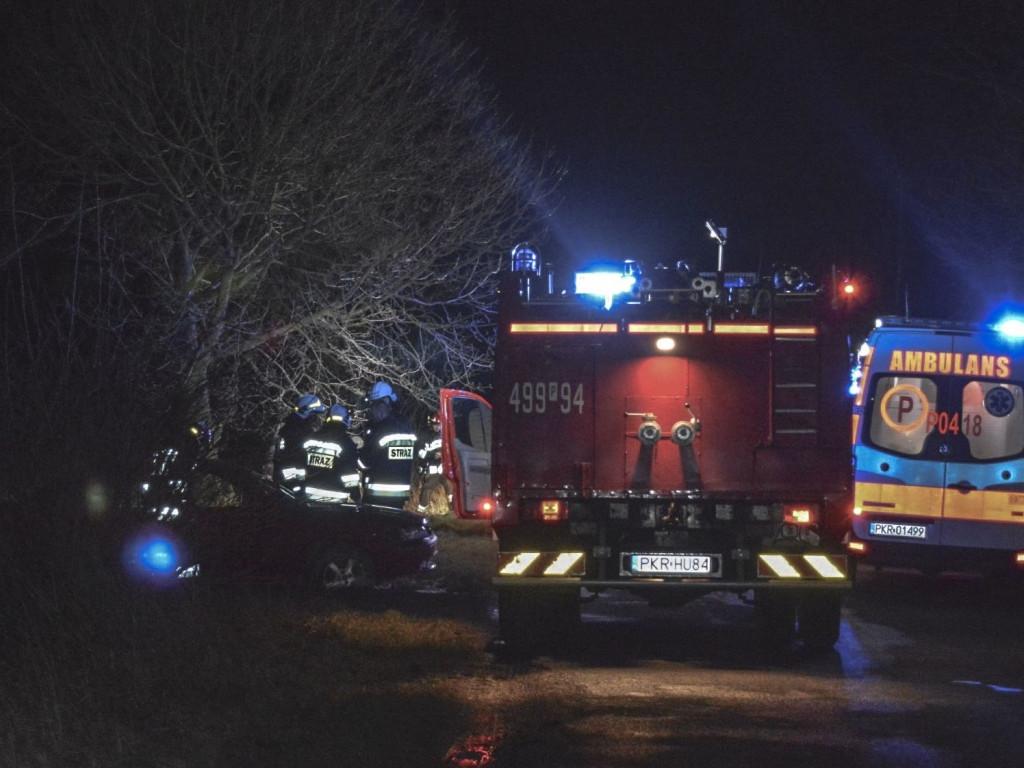 Wypadek 2 samochodów pod Baszkowem. Jedna osoba była uwięziona