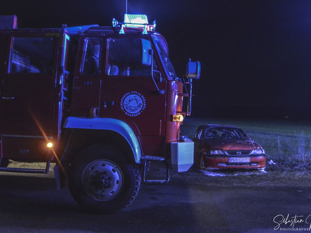 Wypadek 2 samochodów pod Baszkowem. Jedna osoba była uwięziona
