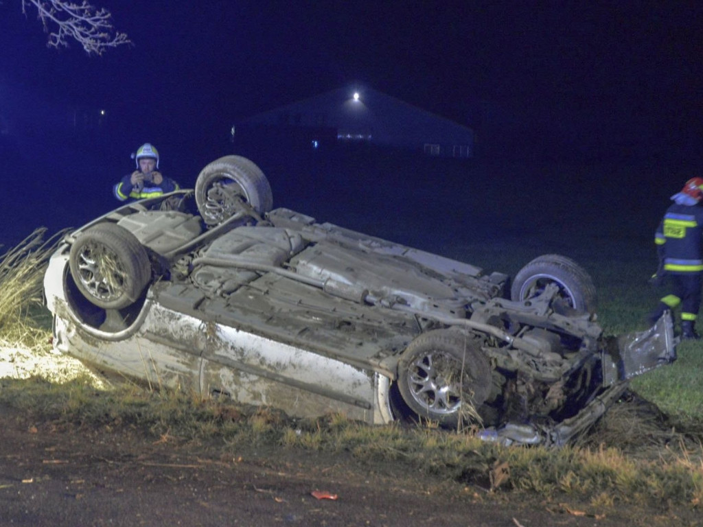 Wypadek 2 samochodów pod Baszkowem. Jedna osoba była uwięziona
