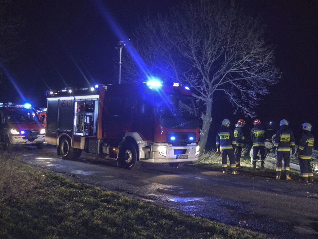 Wypadek 2 samochodów pod Baszkowem. Jedna osoba była uwięziona