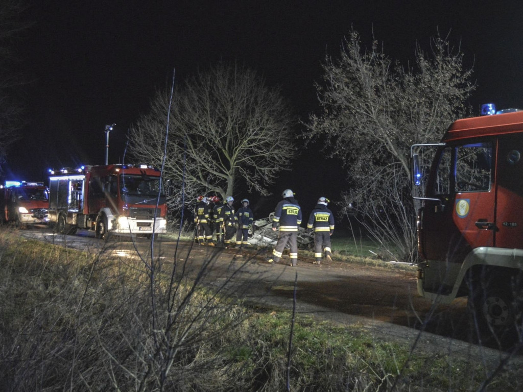 Wypadek 2 samochodów pod Baszkowem. Jedna osoba była uwięziona