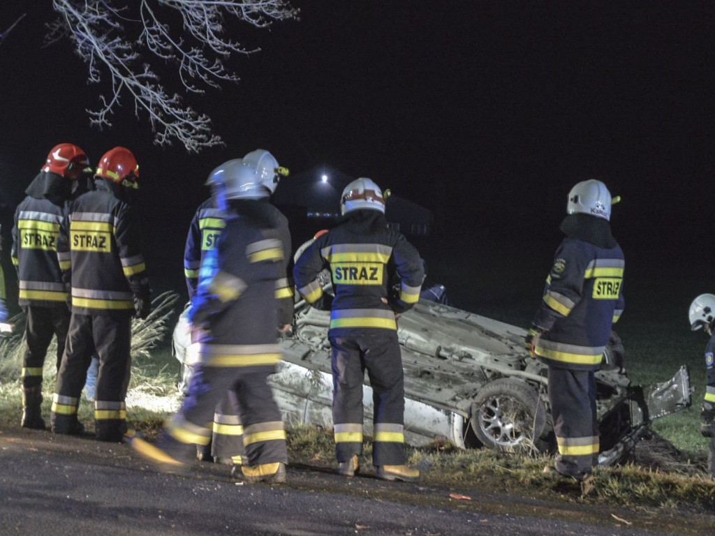 Wypadek 2 samochodów pod Baszkowem. Jedna osoba była uwięziona
