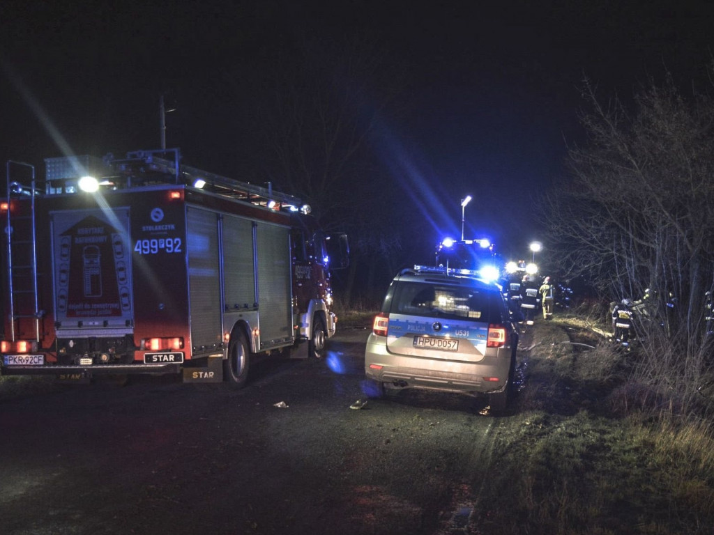 Wypadek 2 samochodów pod Baszkowem. Jedna osoba była uwięziona