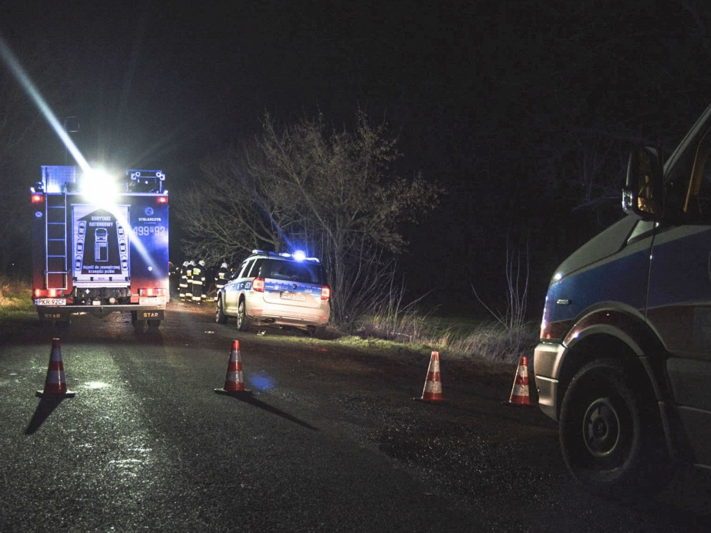 Wypadek 2 samochodów pod Baszkowem. Jedna osoba była uwięziona