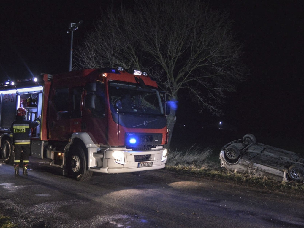Wypadek 2 samochodów pod Baszkowem. Jedna osoba była uwięziona