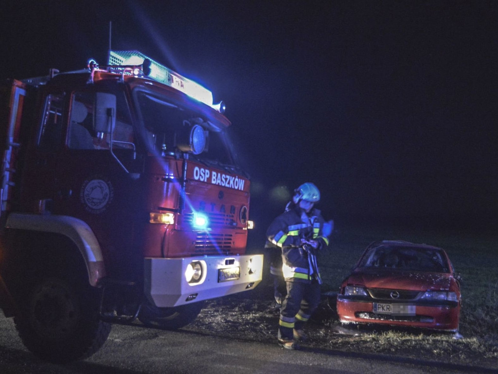 Wypadek 2 samochodów pod Baszkowem. Jedna osoba była uwięziona
