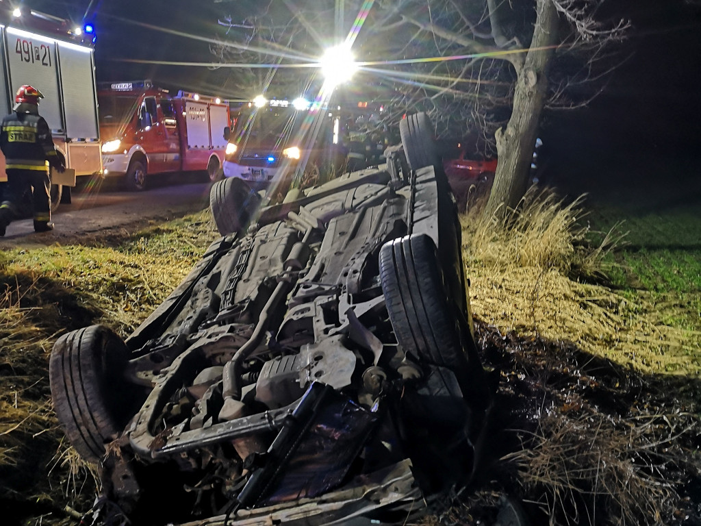Wypadek 2 samochodów pod Baszkowem. Jedna osoba była uwięziona