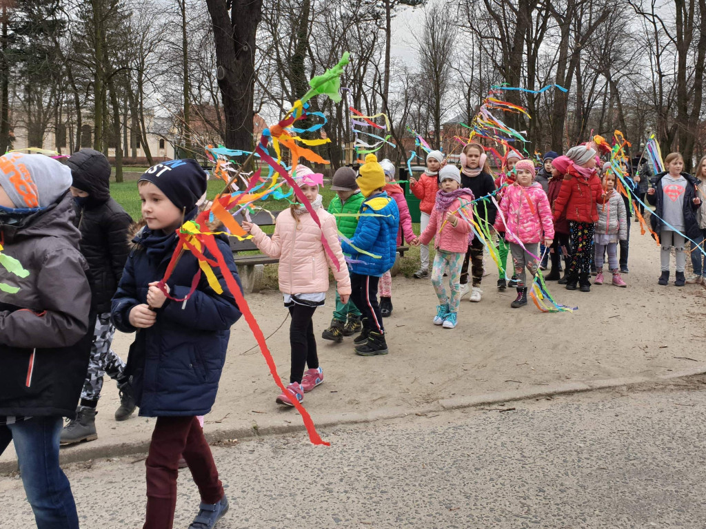 Powitali wiosnę kolorowo i z humorem