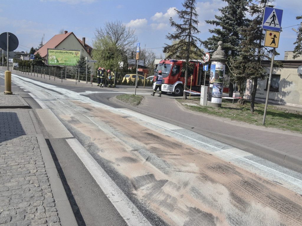 Zderzenie aut na Ostrowskiej. Najechał na tył innego auta (ZDJĘCIA)