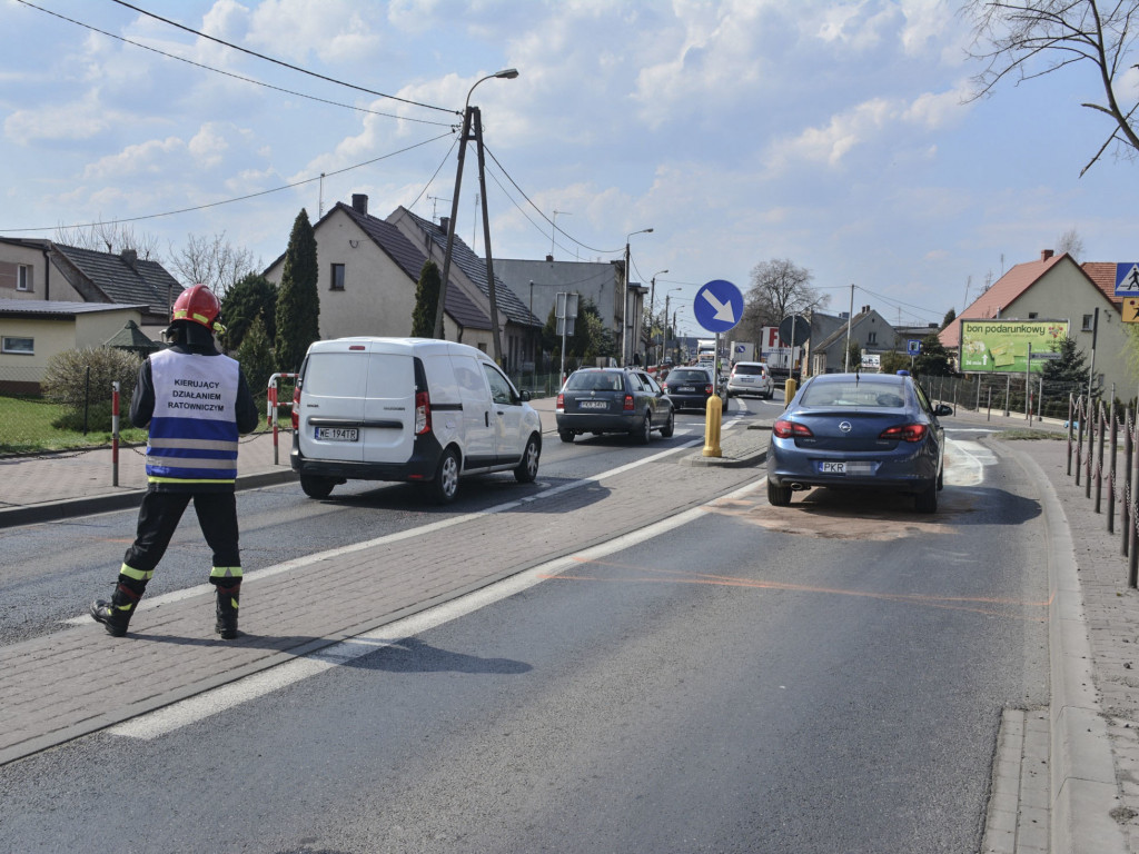 Zderzenie aut na Ostrowskiej. Najechał na tył innego auta (ZDJĘCIA)