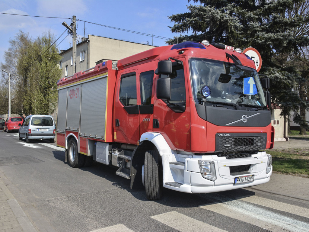 Zderzenie aut na Ostrowskiej. Najechał na tył innego auta (ZDJĘCIA)