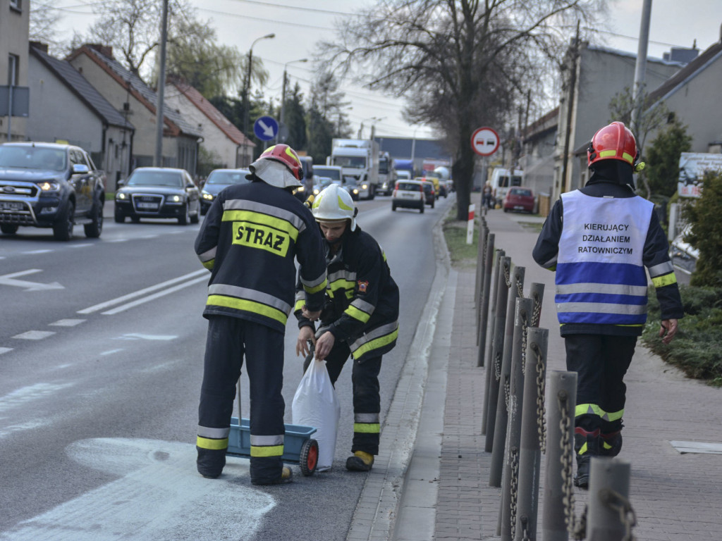Zderzenie aut na Ostrowskiej. Najechał na tył innego auta (ZDJĘCIA)