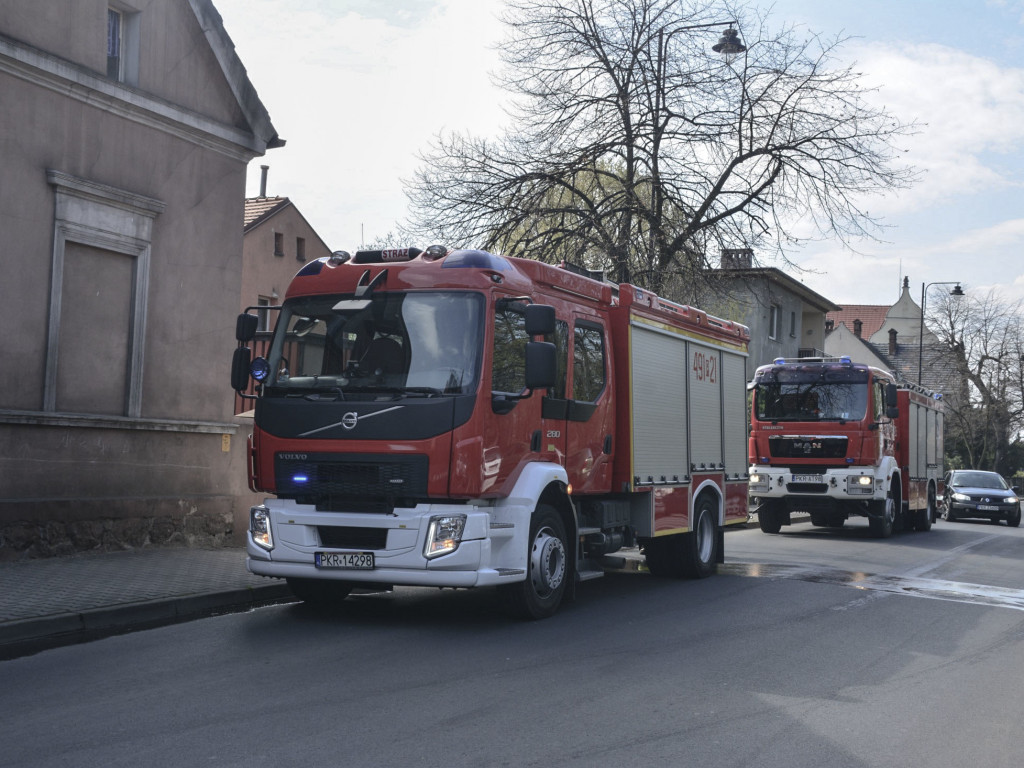 Duże zadymienie w kamienicy. Pellet drzewny palił się koło pieca