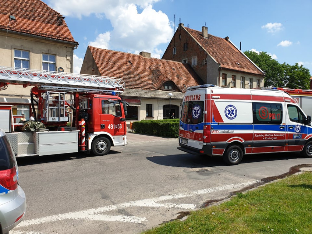 ZDUNY. W pożarze zginął mężczyzna, policjant z podtruciem w szpitalu