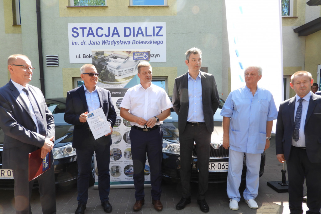 Przekazane samochodów dla stacji dializ