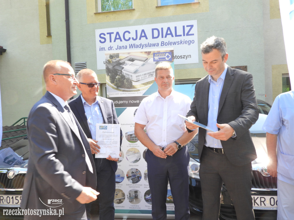 Przekazane samochodów dla stacji dializ