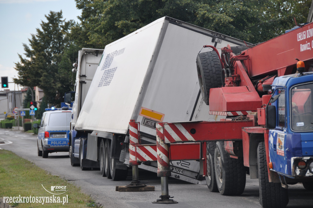 Zdarzenie na ul. Raszkowskiej. Ciężarówka z mięsem za ciężka nawet dla dźwigu