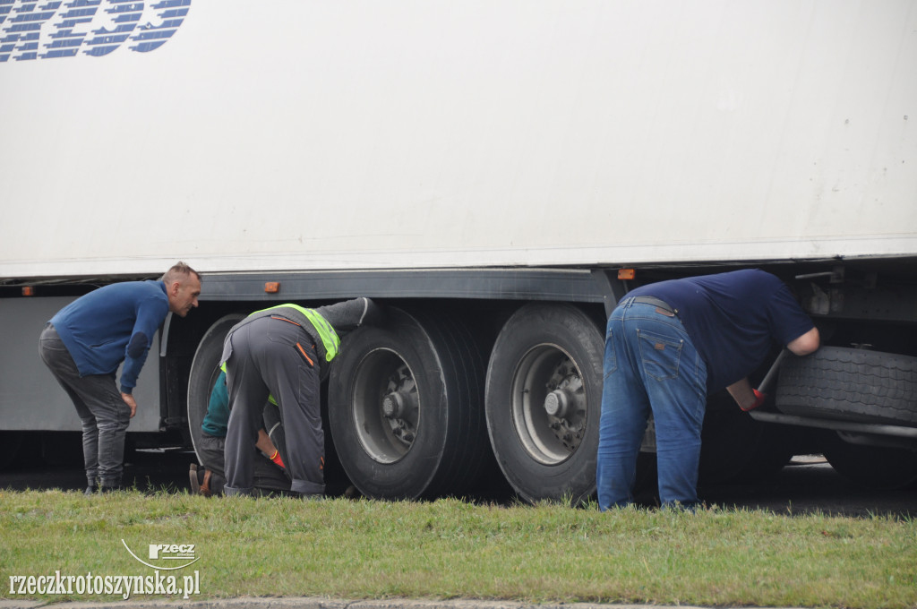 Zdarzenie na ul. Raszkowskiej. Ciężarówka z mięsem za ciężka nawet dla dźwigu