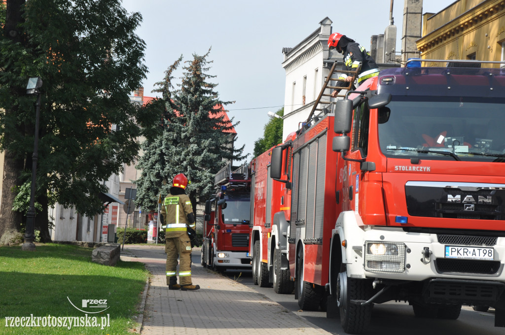 Strażacy w drewnianym kościółku św. Rocha