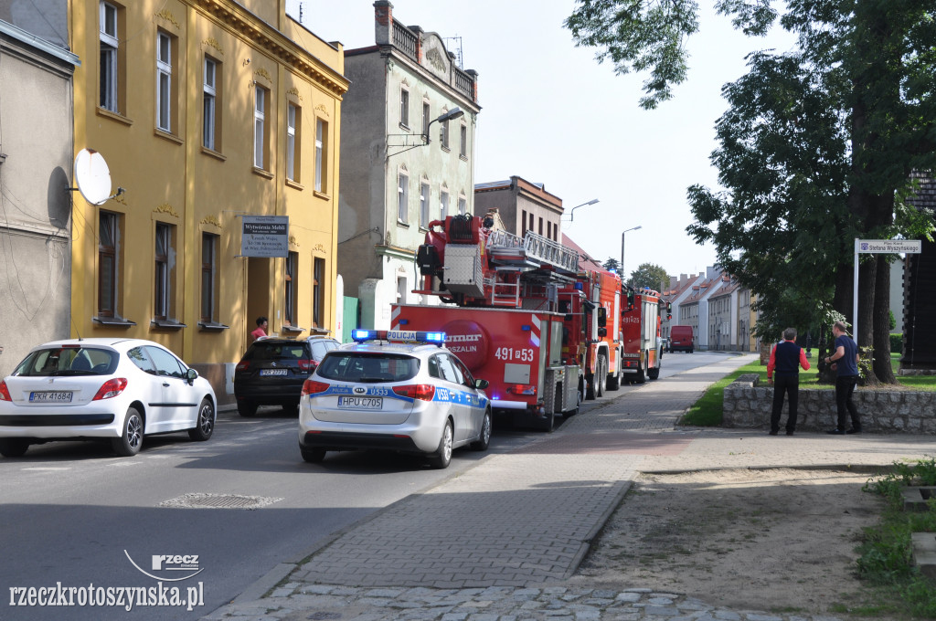 Strażacy w drewnianym kościółku św. Rocha