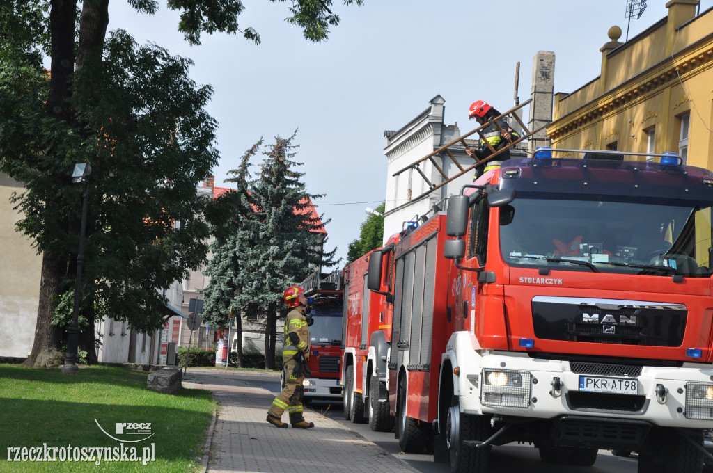 Strażacy w drewnianym kościółku św. Rocha