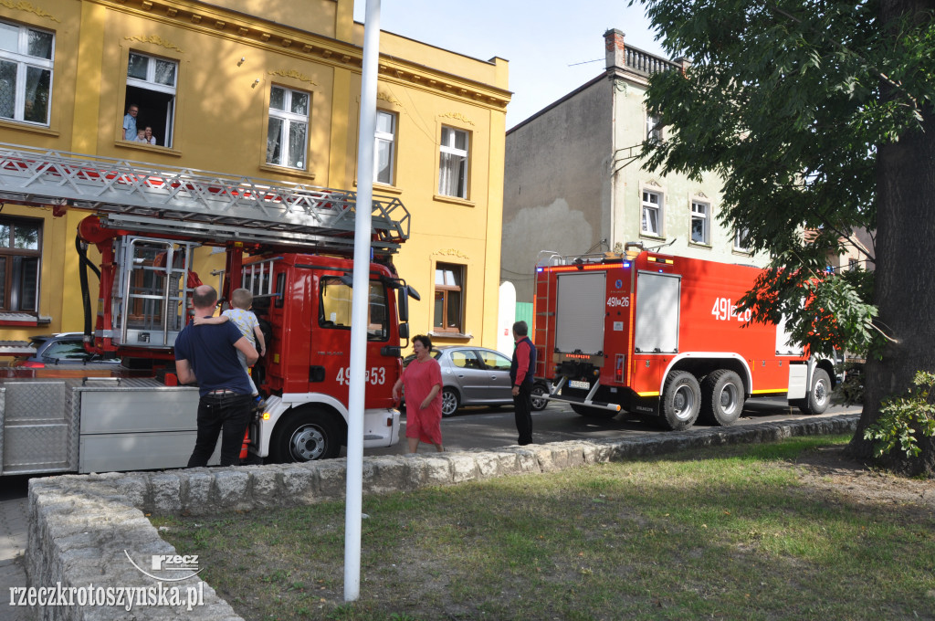 Strażacy w drewnianym kościółku św. Rocha