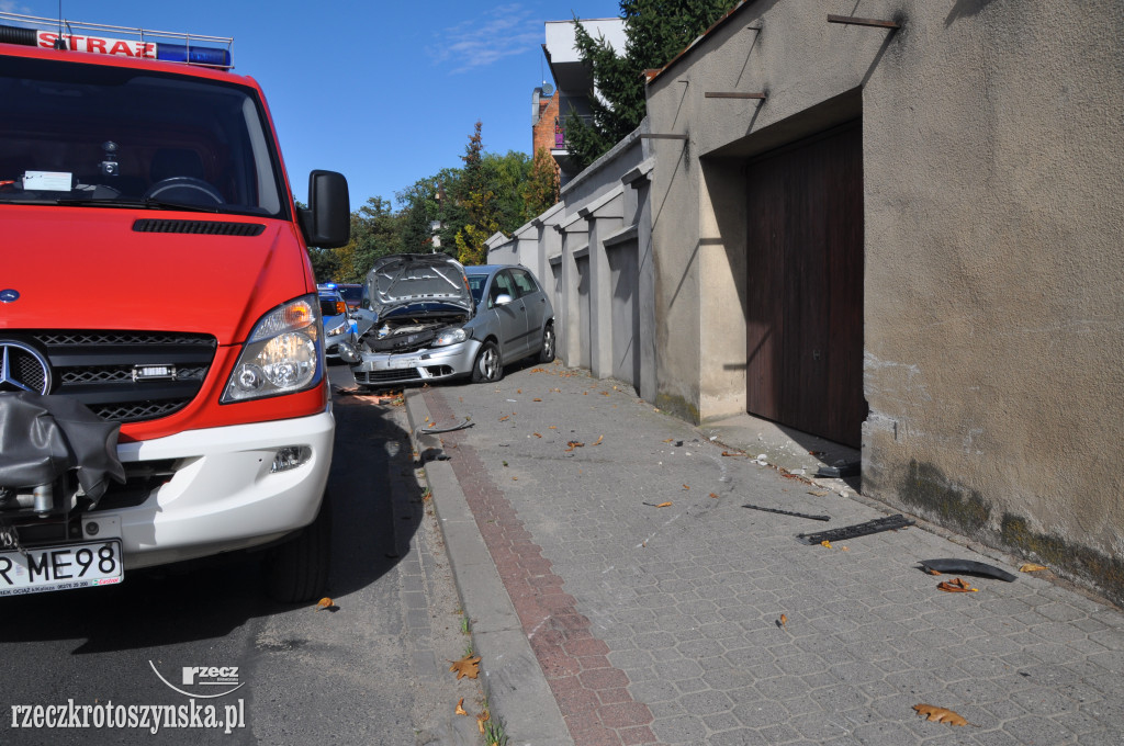 Autem wprost w mur. Groźne zdarzenie przy urzędzie miasta i Kołłątaju